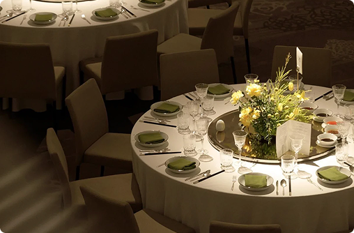 Seated banquet service to five-star 
hotel standards.