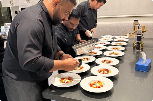 High-volume logistics without 
compromise on plating, temperature,  
or presentation.
